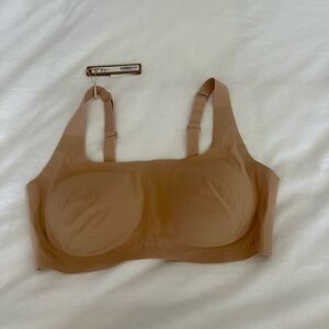 SKIMS Naked Scoop Bra Seamless NWT Size M Retail $44